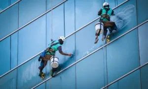 تنظيف النوافذ والواجهات الزجاجية